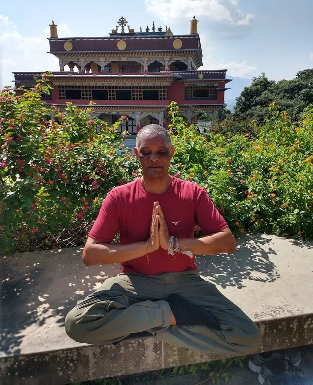 Foto do professor de yoga Gabriel Shisil